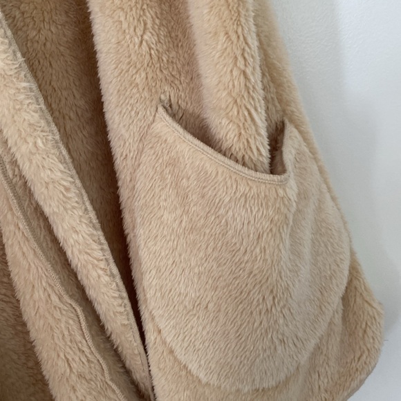 Plush sleeveless vest with pockets - Picture 2 of 5